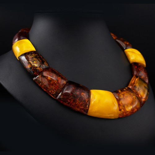 89 - A BUTTERSCOTCH AND CLEAR AMBER SINGLE STRAND BEAD NECKLACE, double strung strand, 44cm long, 83 gram... 