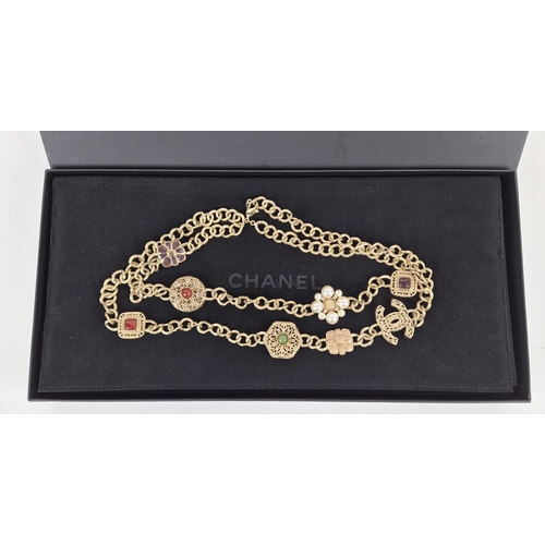 10 - ATTRIBUTED TO CHANEL NECKLACE, gold tone chain embellished by the double CC Chanel logo, enamelled s... 