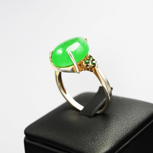 113 - A STERLING SILVER JADE AND PERIDOT DRESS RING, the pear shaped jade cabochon flanked to each side by... 