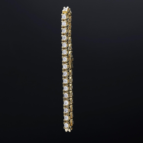 116 - AN 18CT YELLOW GOLD DIAMOND TENNIS BRACELET, set with 34 round brilliant cut diamonds, each approxim... 