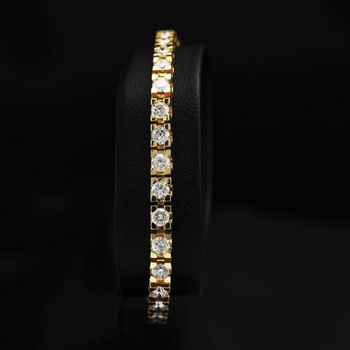 116 - AN 18CT YELLOW GOLD DIAMOND TENNIS BRACELET, set with 34 round brilliant cut diamonds, each approxim... 