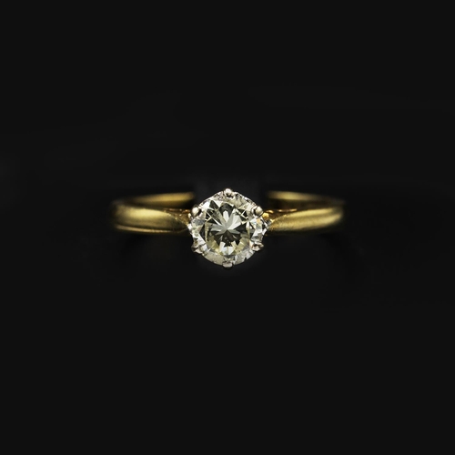 121 - AN 18CT YELLOW GOLD DIAMOND SOLITAIRE RING, the brilliant cut single stone of 0.50 carats, claw set,... 