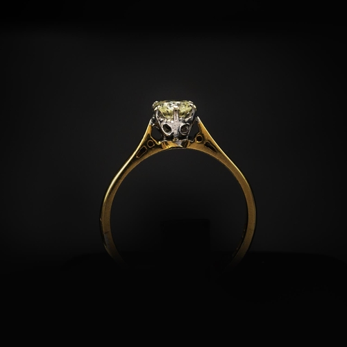 121 - AN 18CT YELLOW GOLD DIAMOND SOLITAIRE RING, the brilliant cut single stone of 0.50 carats, claw set,... 