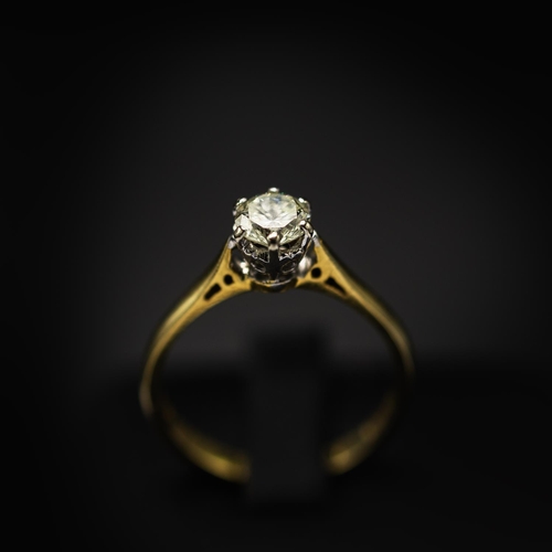 121 - AN 18CT YELLOW GOLD DIAMOND SOLITAIRE RING, the brilliant cut single stone of 0.50 carats, claw set,... 