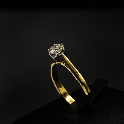 121 - AN 18CT YELLOW GOLD DIAMOND SOLITAIRE RING, the brilliant cut single stone of 0.50 carats, claw set,... 