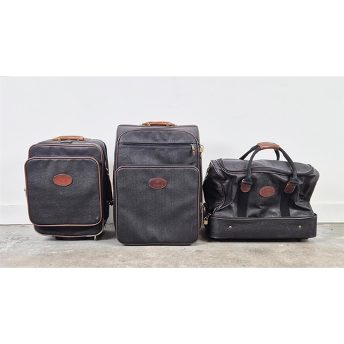 19 - MULBERRY TRAVELLING SET, scotch grain leather with leather trims and iconic Mulberry checkered fabri... 