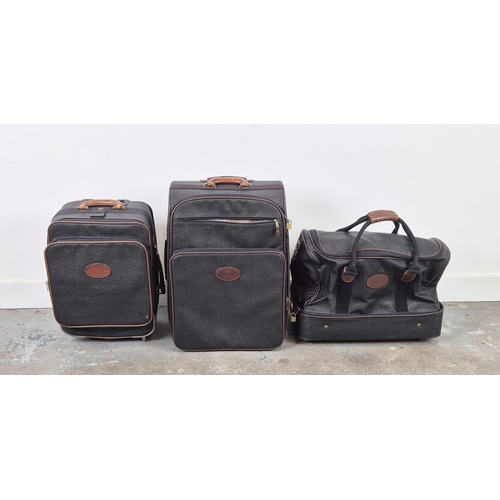 19 - MULBERRY TRAVELLING SET, scotch grain leather with leather trims and iconic Mulberry checkered fabri... 