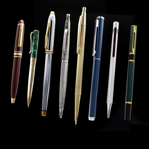 70 - A COLLECTION OF ASSORTED PENS, propelling pencils, including a Mont Blanc Meisterstuck boxed pen, a ... 