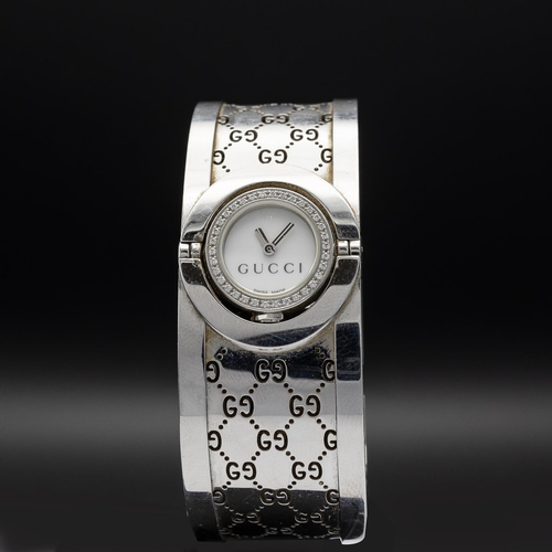 8 - GUCCI HORSEBIT LADIES BRACELET WATCH, 1500L, Swiss made, gold tone stainless steel with black face a... 