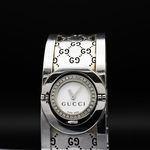 8 - GUCCI HORSEBIT LADIES BRACELET WATCH, 1500L, Swiss made, gold tone stainless steel with black face a... 