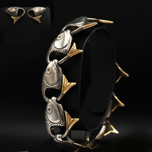 81 - BRETT PAYNE STERLING SILVER AND 9CT GOLD FISH BRACELET, with 9ct gold fins, Sheffield 1996, together... 