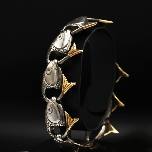 81 - BRETT PAYNE STERLING SILVER AND 9CT GOLD FISH BRACELET, with 9ct gold fins, Sheffield 1996, together... 