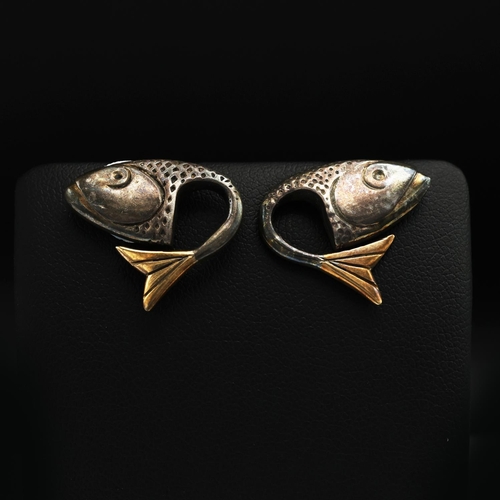 81 - BRETT PAYNE STERLING SILVER AND 9CT GOLD FISH BRACELET, with 9ct gold fins, Sheffield 1996, together... 