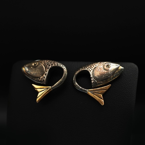 81 - BRETT PAYNE STERLING SILVER AND 9CT GOLD FISH BRACELET, with 9ct gold fins, Sheffield 1996, together... 