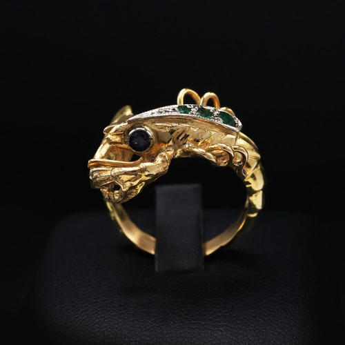 119 - AN 18CT YELLOW GOLD DRESS RING, in the form of a lobster, inset with emeralds to the body, sapphire ... 