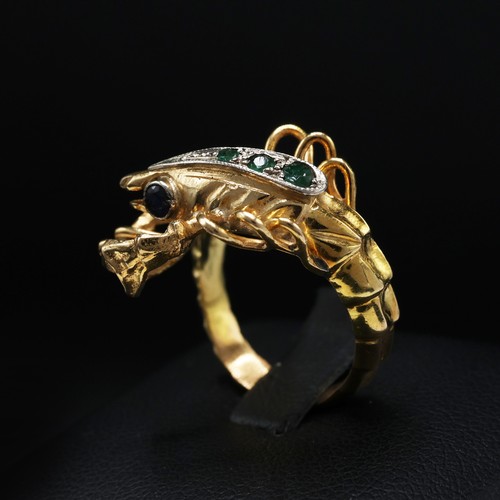 119 - AN 18CT YELLOW GOLD DRESS RING, in the form of a lobster, inset with emeralds to the body, sapphire ... 