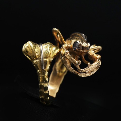 119 - AN 18CT YELLOW GOLD DRESS RING, in the form of a lobster, inset with emeralds to the body, sapphire ... 