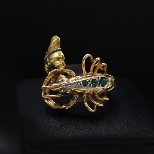 119 - AN 18CT YELLOW GOLD DRESS RING, in the form of a lobster, inset with emeralds to the body, sapphire ... 