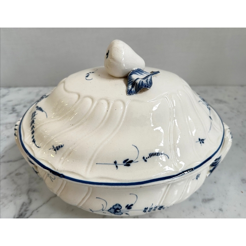 586 - MAJOILICA, a collection including Villeroy Boch 'Old Luxemburg' tureen, spode velamour, Beswick ware... 