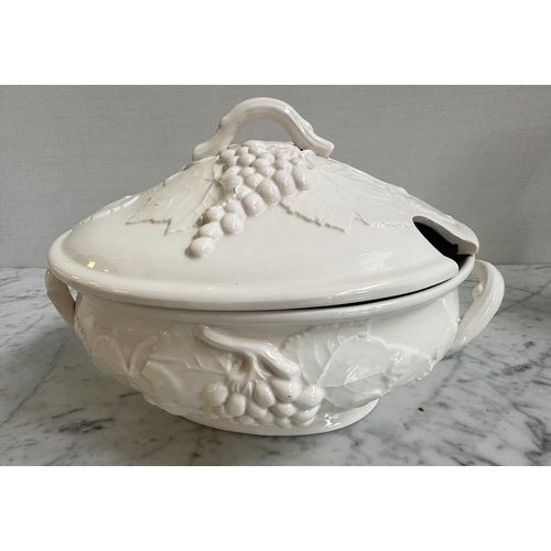 586 - MAJOILICA, a collection including Villeroy Boch 'Old Luxemburg' tureen, spode velamour, Beswick ware... 