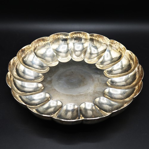 55 - A GARRARD & CO SILVER SCALLOPED BOWL, 31cm diam, stamped to underside, 1129 grams/36.31 ozt.