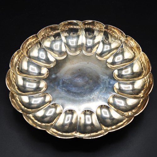 55 - A GARRARD & CO SILVER SCALLOPED BOWL, 31cm diam, stamped to underside, 1129 grams/36.31 ozt.