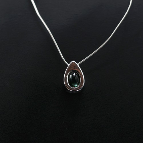 90 - AN 18CT WHITE GOLD PENDANT NECKLACE, with a green oval cabochon set pendant, fitted on a wire chain,... 