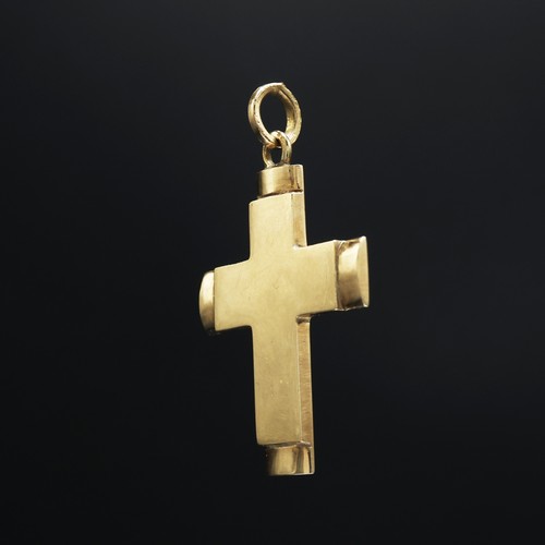 125 - A 14CT GOLD CROSS PENDANT, plus two further 14ct gold pendants with engraved decoration (3)