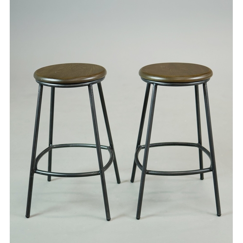 328 - STOOLS, FOUR, AND TWO OTHERS IN A DIFFERING STYLE (6). the first four industrial style ,adjustable a... 