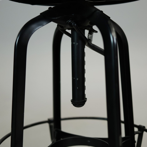 328 - STOOLS, FOUR, AND TWO OTHERS IN A DIFFERING STYLE (6). the first four industrial style ,adjustable a... 