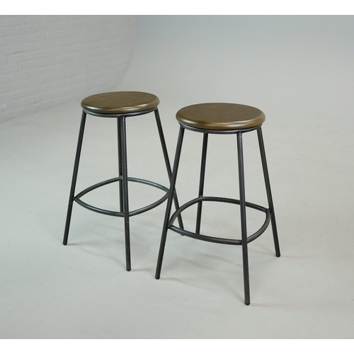 328 - STOOLS, FOUR, AND TWO OTHERS IN A DIFFERING STYLE (6). the first four industrial style ,adjustable a... 