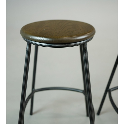 328 - STOOLS, FOUR, AND TWO OTHERS IN A DIFFERING STYLE (6). the first four industrial style ,adjustable a... 