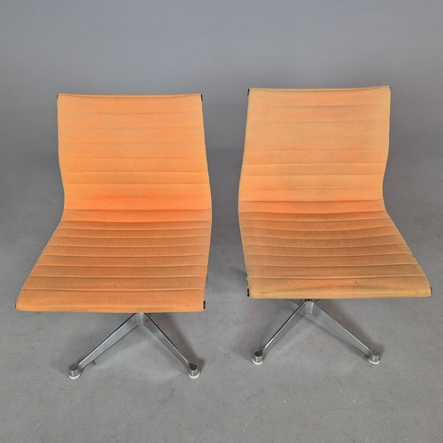 19 - HERMAN MILLER ALUMINIUM GROUP CHAIRS, A PAIR. by Charles and Ray Eames, vintage 20th Century, 84cm H... 