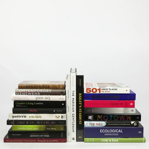 125 - A COLLECTION OF MIXED GENRE COFFEE TABLE BOOKS (49). A collection of around 50 coffee table books in... 