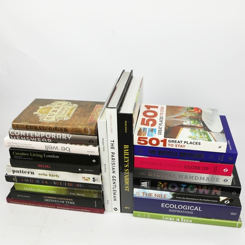 125 - A COLLECTION OF MIXED GENRE COFFEE TABLE BOOKS (49). A collection of around 50 coffee table books in... 