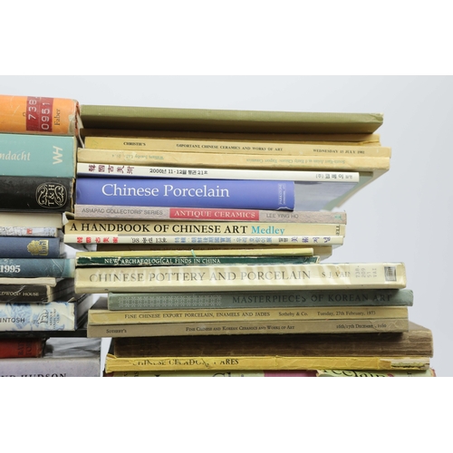 126 - COLLECTION OF BOOKS REGARDING ASIAN ART, POTTERY AND OBJET D'ART (76). A sizable collection of non-f... 