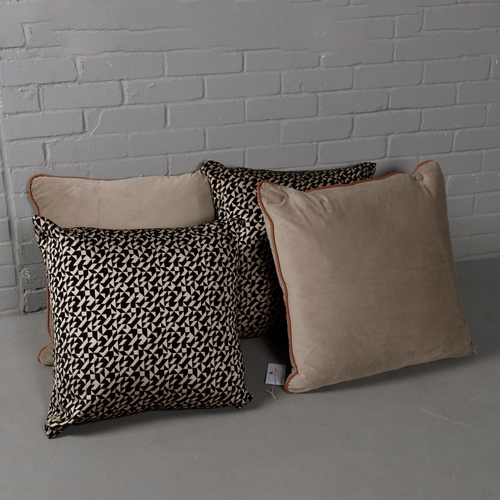 189 - SCATTER CUSHIONS, COLLECTION OF 4. of various descriptions and sizes. (4).