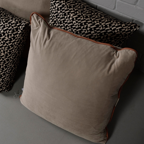189 - SCATTER CUSHIONS, COLLECTION OF 4. of various descriptions and sizes. (4).
