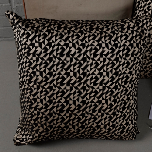 189 - SCATTER CUSHIONS, COLLECTION OF 4. of various descriptions and sizes. (4).