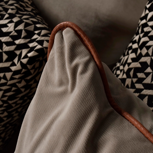 189 - SCATTER CUSHIONS, COLLECTION OF 4. of various descriptions and sizes. (4).