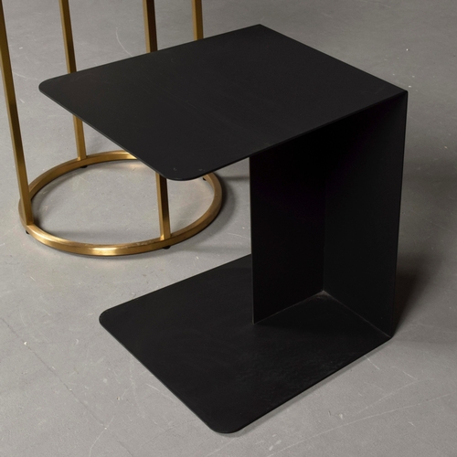 214 - SOFA & CHAIR COMPANY HOXTON SIDE TABLE AND ANOTHER UNSIGNED DIFFERING TABLE. (2). Hoxton table, 37cm... 