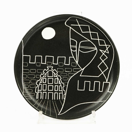 156 - 1950s TIGO WARE CERAMIC PLATE BY TIBOR REICH (1916-1996) FOR DENBY POTTERY. Sgraffito decoration on ... 