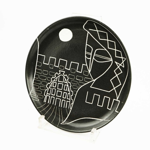 156 - 1950s TIGO WARE CERAMIC PLATE BY TIBOR REICH (1916-1996) FOR DENBY POTTERY. Sgraffito decoration on ... 