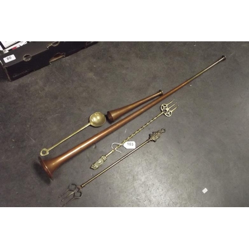 103 - Copper coaching horn, copper hunting horn, brass toasting fork, etc.