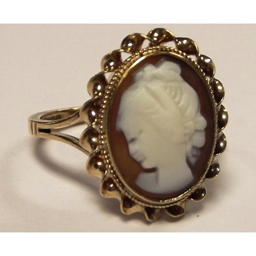 146 - Victorian 9 ct. yellow gold cameo ring, size P, 3.2 g.