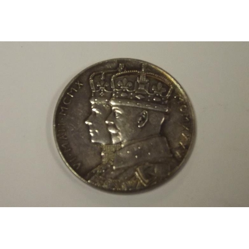 15 - Silver commemorative medallion, King George V and Queen Mary's Silver Jubilee.