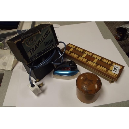 202 - Cribbage board, boxed miniature lion, and a treen box. (3)