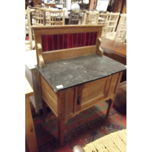 324 - Tile back marble topped washstand having single cupboard door and on plain supports (af).