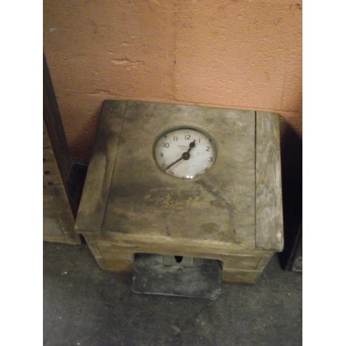 86 - Vintage Gledhill-Brook table-top time recorder with wooden clocking-in card rack.