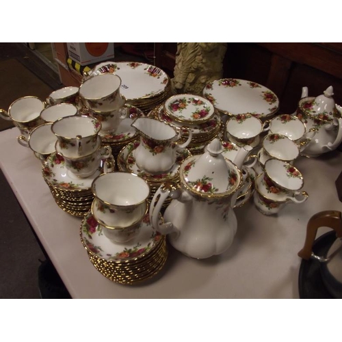 209 - Royal Doulton 'Old Country Roses' dinner and tea service, approximately 120 pieces.